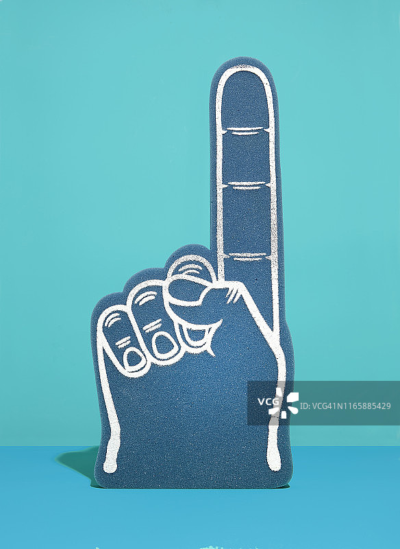 蓝色背景上的泡沫塑料手套图片素材