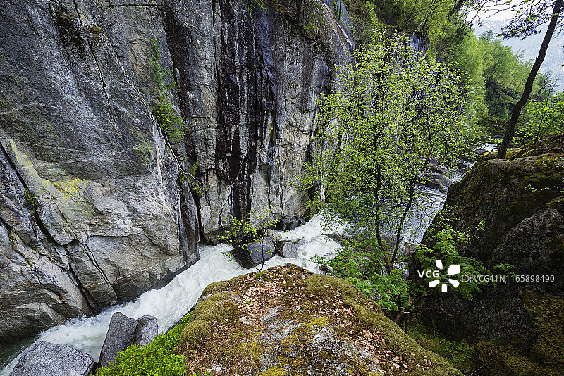 哈当厄尔高原的湍流冲过峡谷图片素材