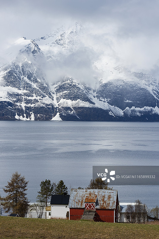 林根峡湾偏远定居点与阿尔卑斯山图片素材