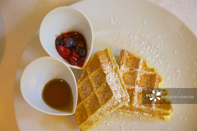 华夫饼配浆果蜜饯和枫糖浆早餐图片素材