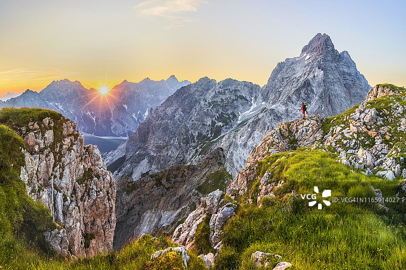 登山者在峰顶欣赏瓦茨曼东墙的壮丽景色，贝希特斯加登国家公园图片素材