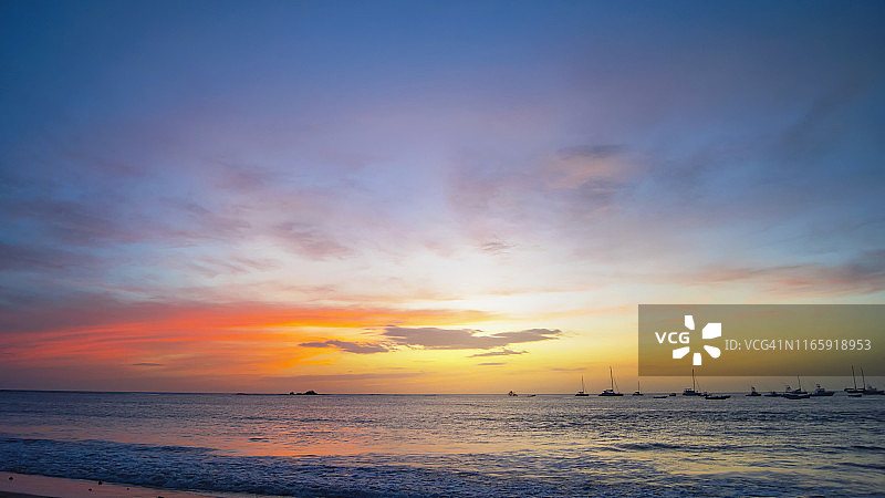 哥斯达黎加塔马林多海滩的黄昏美景图片素材