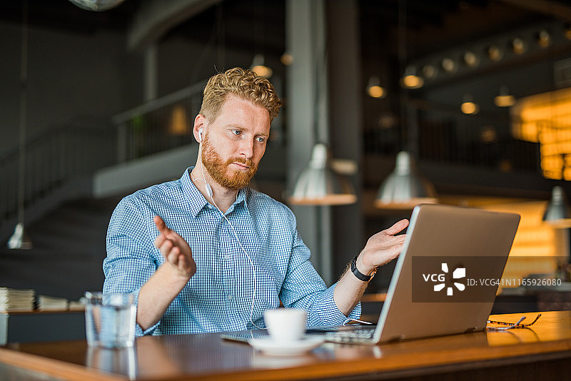 年轻商人与学员在线讨论图片素材