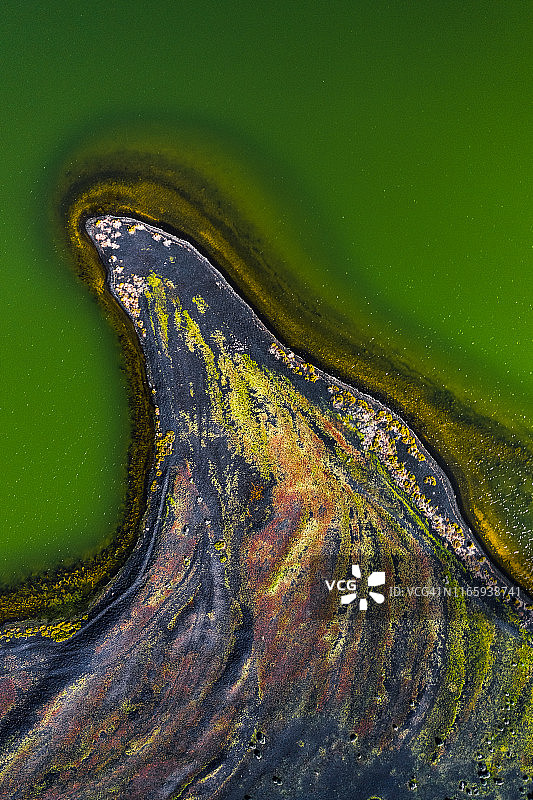 无人机拍摄的兰萨罗特岛绿色盐湖和鳍状火山地貌图片素材