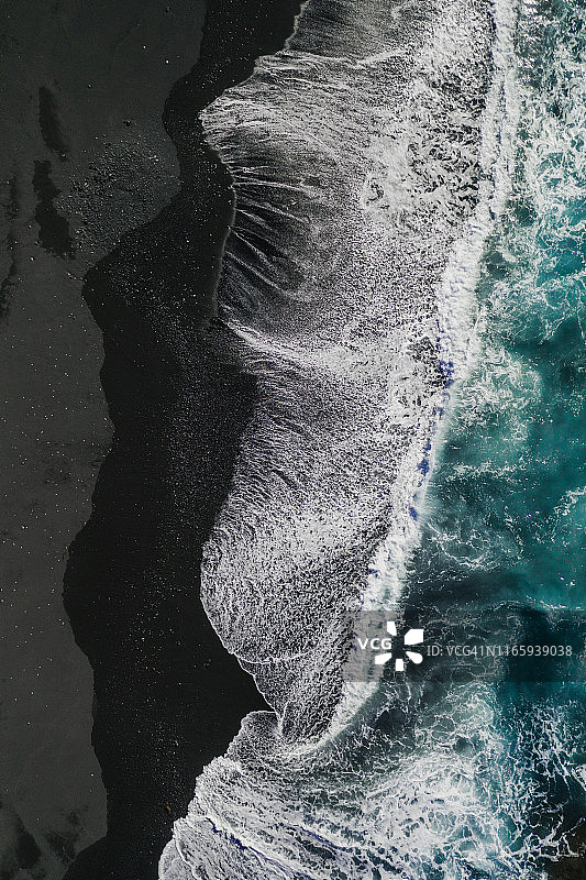 兰萨罗特岛：火山沙滩上的海浪（航拍视角）图片素材
