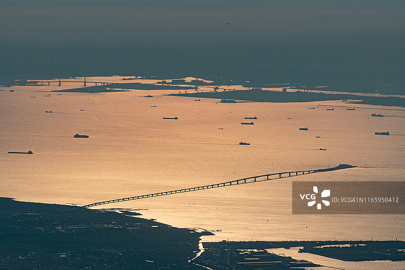 飞机航拍日落时分的日本东京湾图片素材