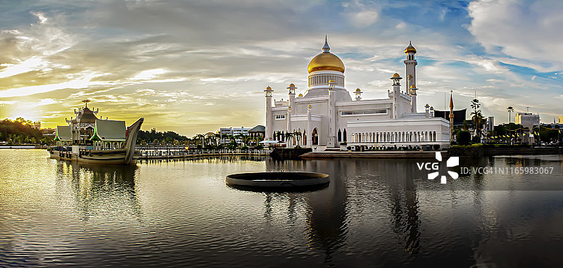 奥马尔·阿里·赛义夫丁清真寺全景图片素材