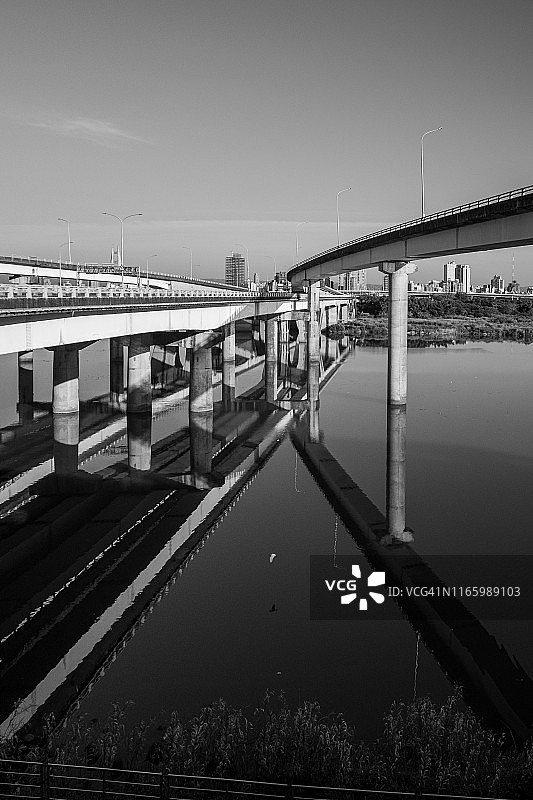 高速公路和鸟类的黑白倒影图片素材