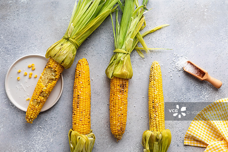 烤甜玉米，配融化的黄油和盐（俯视图）图片素材