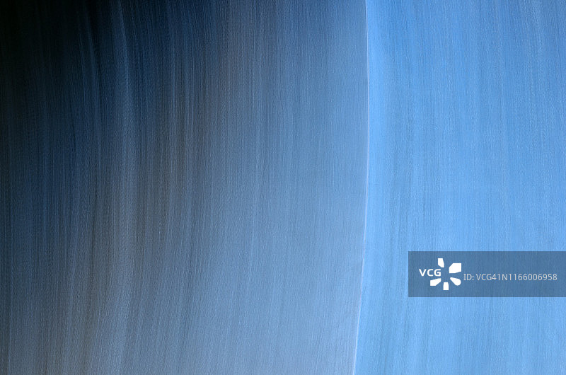 两个带有拉丝纹理的抛光不锈钢表面图片素材