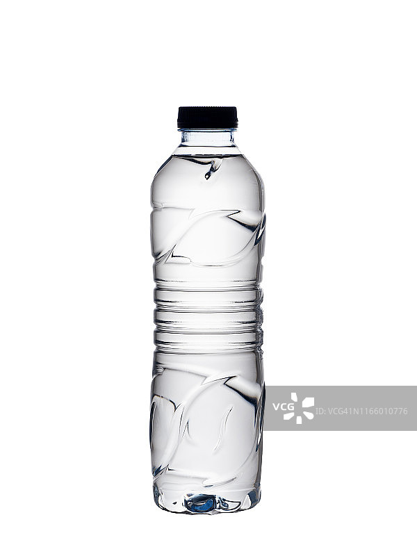 白色背景上的透明塑料水瓶图片素材
