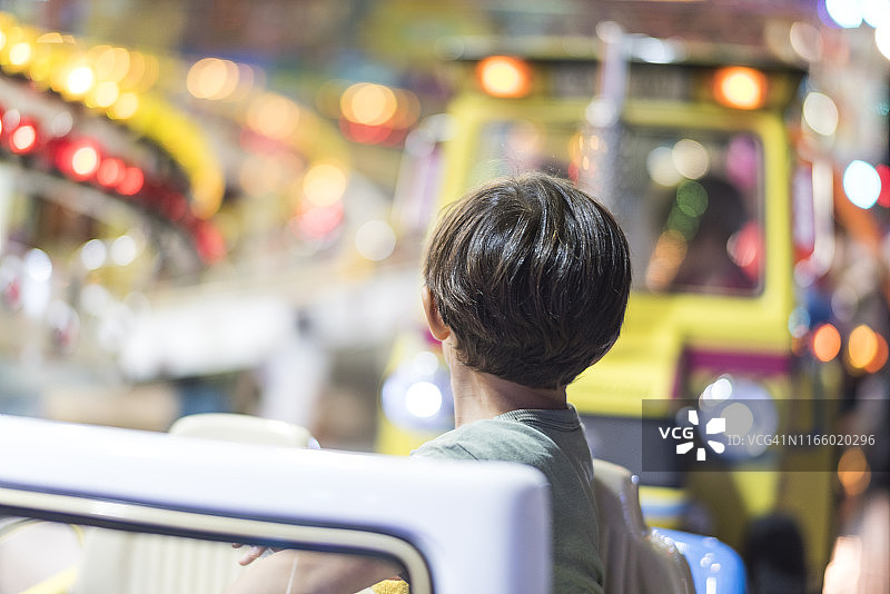 小男孩在游乐园乘坐游乐设施图片素材