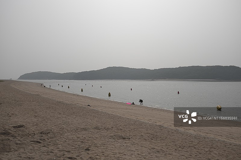 韩国舞衣岛实尾海滩的潮汐海岸线图片素材