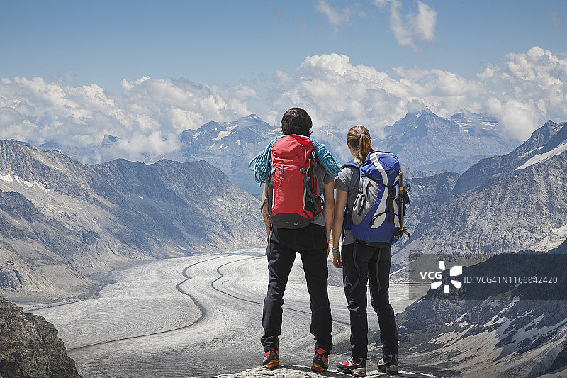 登山情侣观看冰川图片素材