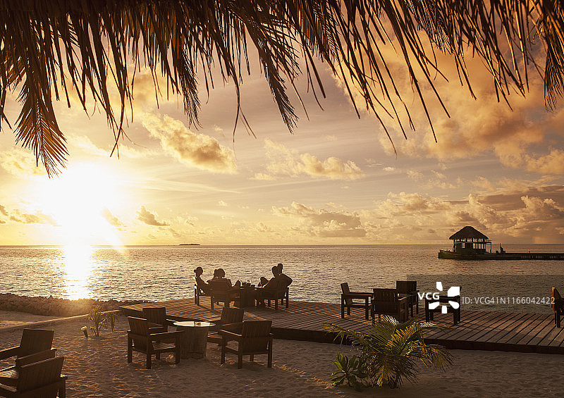 日落时码头上的人们图片素材