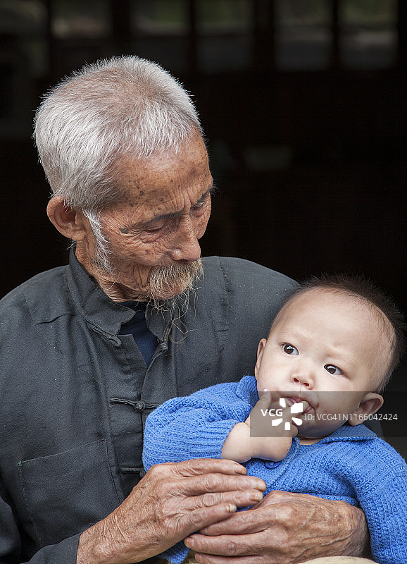 中国老人与玄孙图片素材