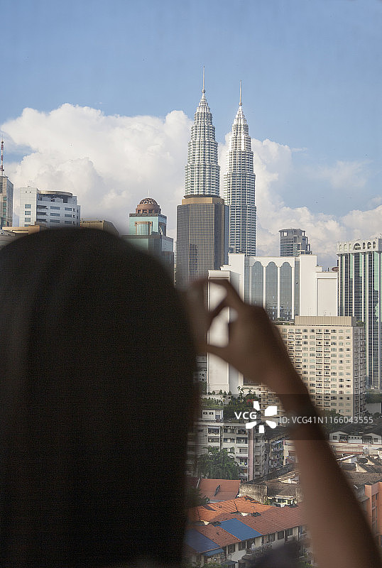 女子在马来西亚吉隆坡拍照图片素材