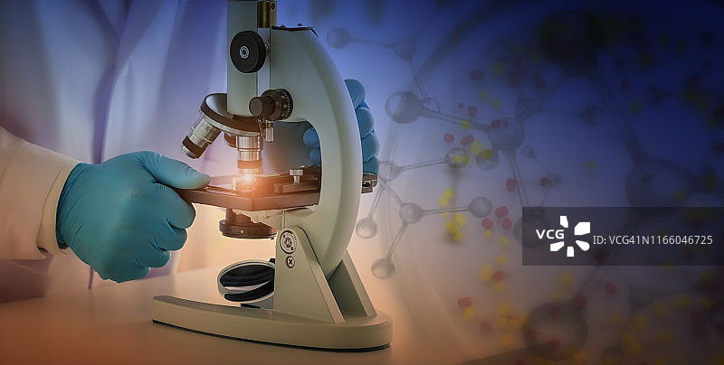 实验室概念：科学家在分析实验室使用显微镜图片素材