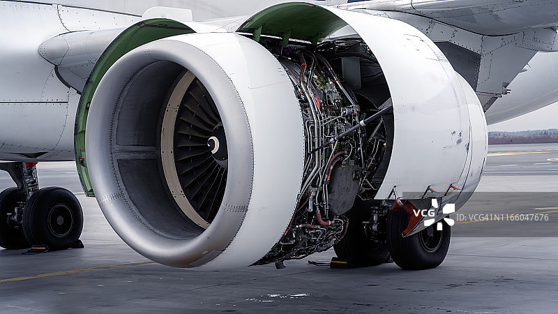 维修中损坏飞机的喷气发动机图片素材