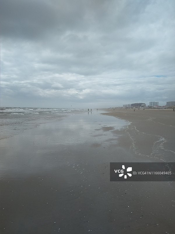 暴风雨天气下的蓬塔翁布里亚海滩景观图片素材