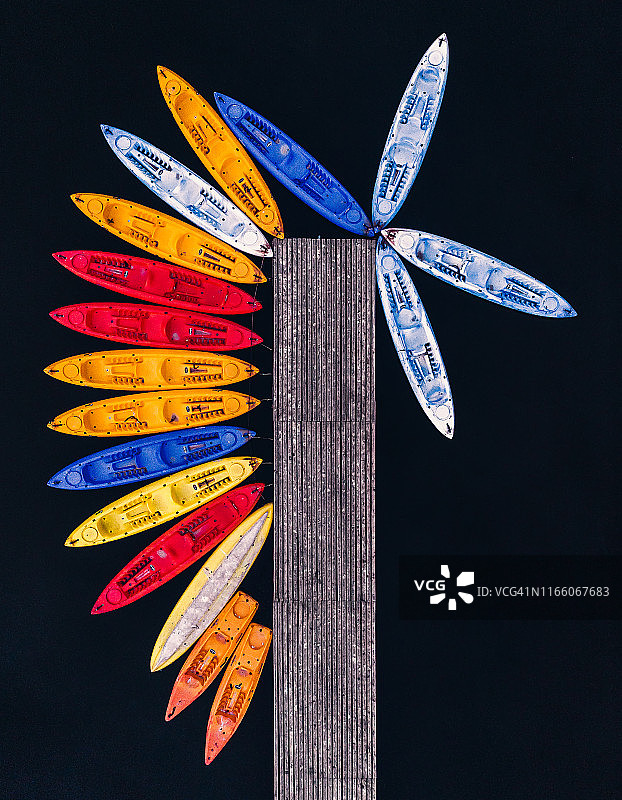 西班牙萨拉戈萨，五彩缤纷的系泊皮划艇无人机航拍图片素材