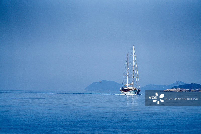 海岸线前的白色帆船图片素材