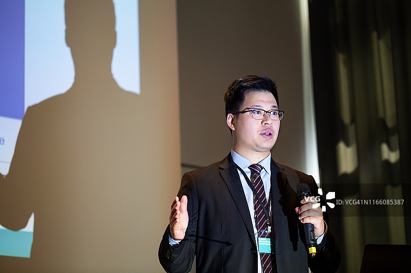 商务人士在演讲中发表演讲图片素材