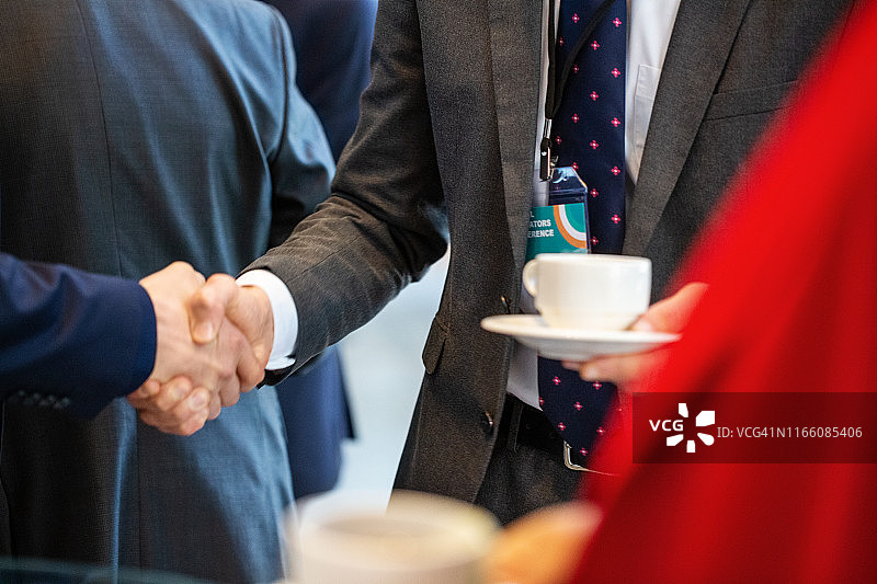 在会议中心握手的商务人士图片素材