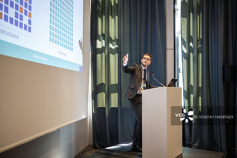 商人讲解图表图片素材