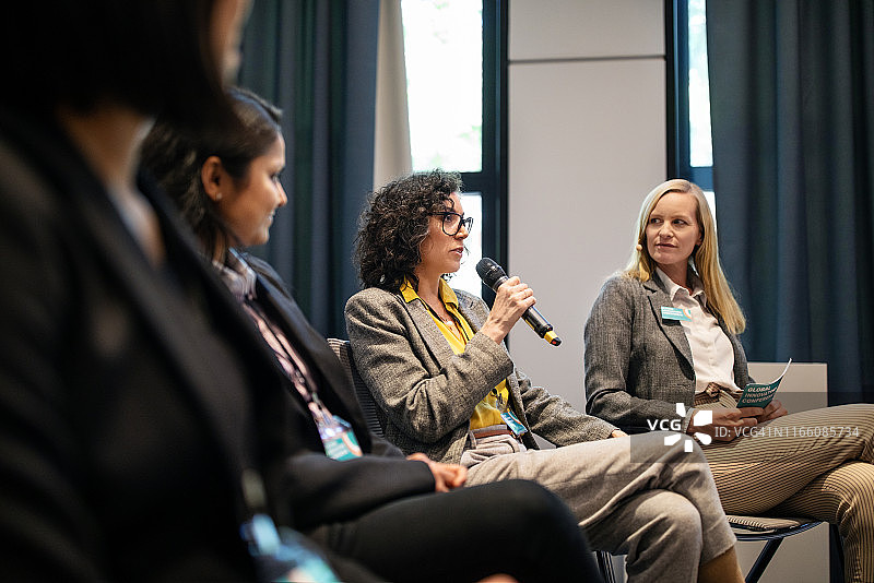 女商人在研讨会上与同事分享想法图片素材