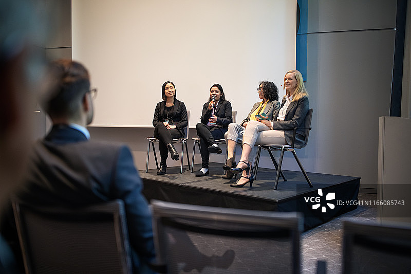 发布会上的女性专家小组图片素材