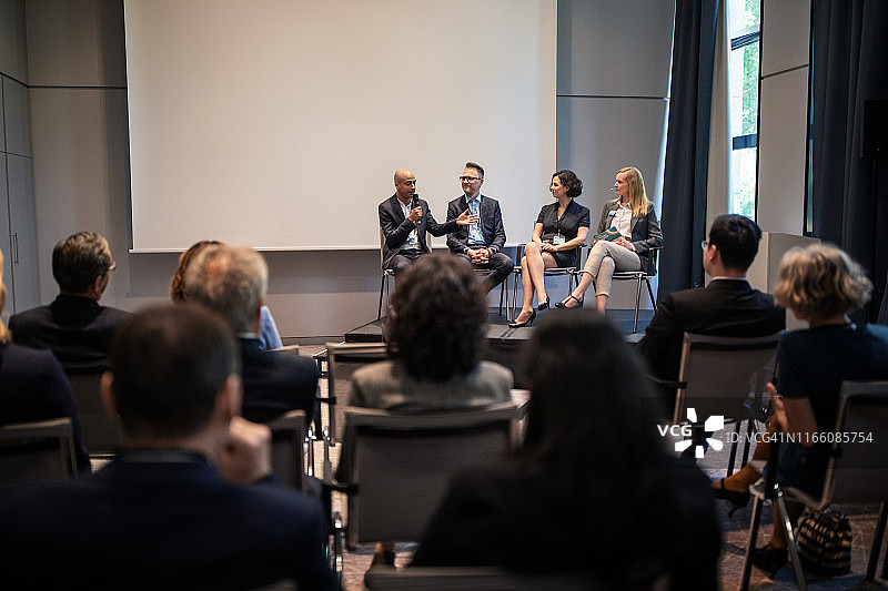 研讨会期间在会展中心的专业人士图片素材