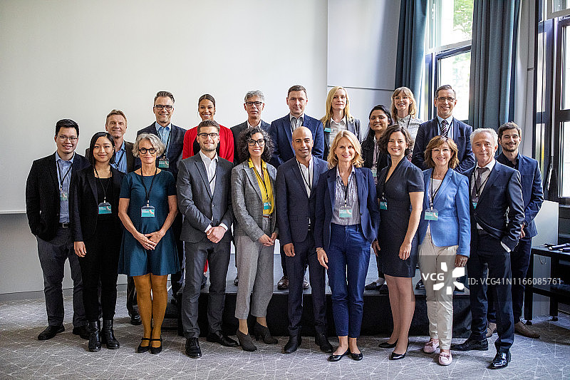 礼堂里多民族商业专业人士的肖像图片素材