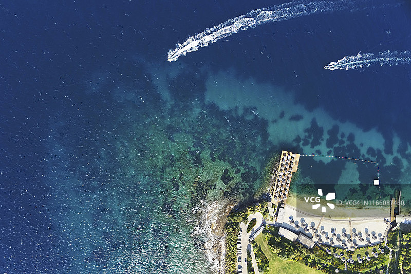 船只与海滩的航拍视角图片素材