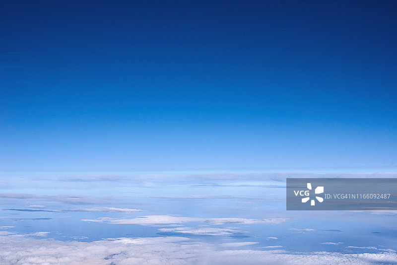 飞机舷窗外云层上方的蓝天图片素材