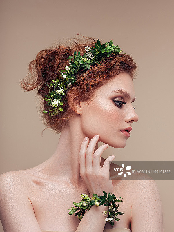戴着树叶花环的年轻漂亮女孩图片素材