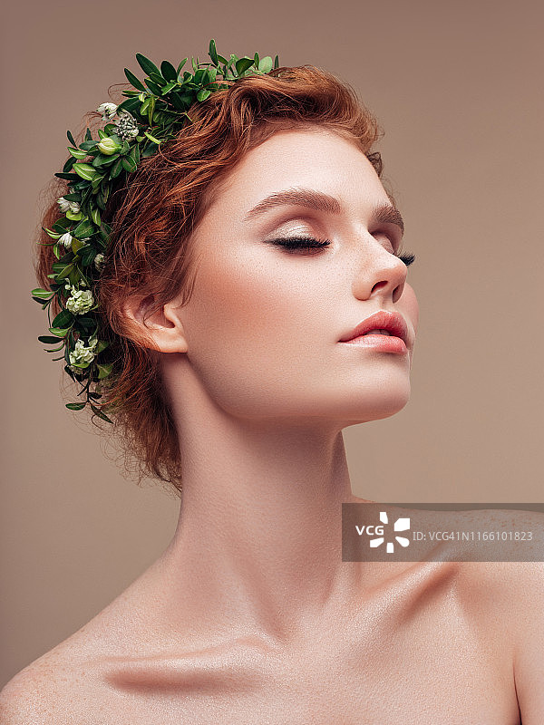 戴着树叶花环的年轻漂亮女孩图片素材