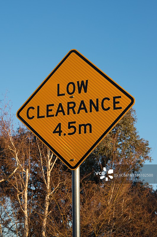 桥梁涵洞前“净空高度4.5米”道路警告标志图片素材