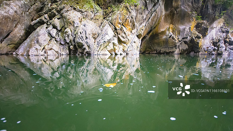 危地马拉雨林中的美丽河流图片素材
