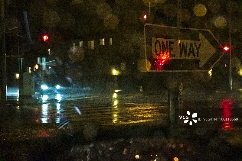 雨夜中的单行道标志图片素材