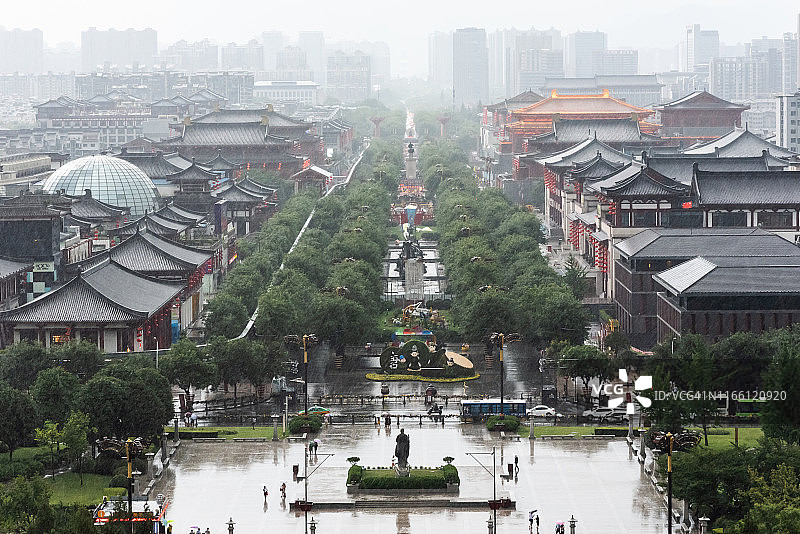 雨中西安天际线航拍图片素材