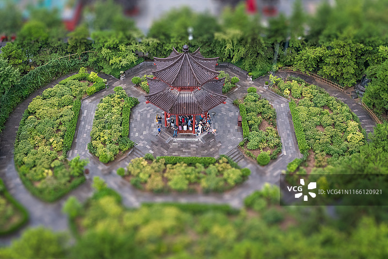 凉亭下的人们航拍视角图片素材