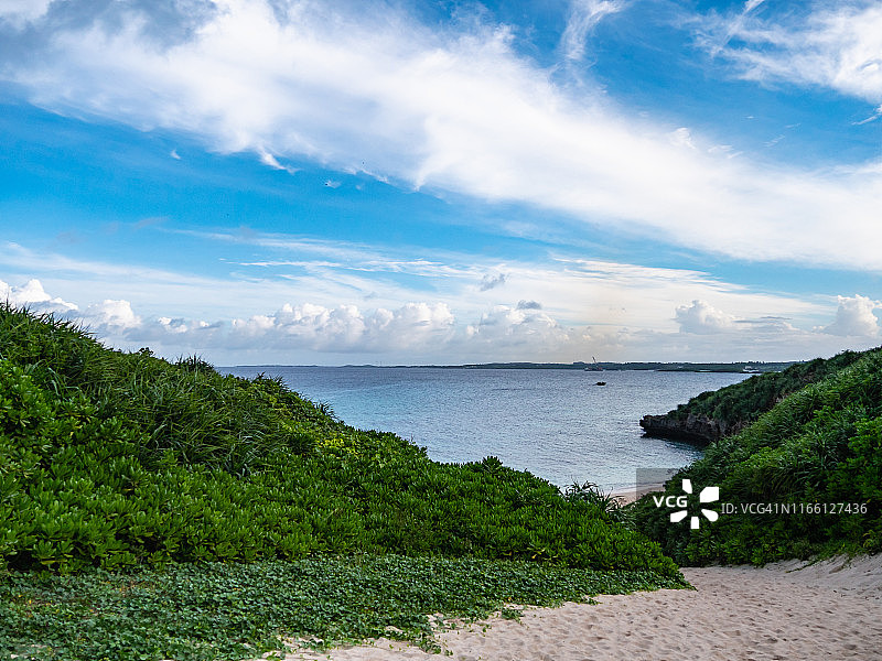 砂山海滩：距离宫古岛平良市仅4公里，是当地居民和游客的热门海滩。砂山海滩的象征是其拱形岩石。图片素材