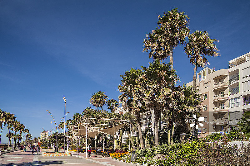 埃斯特波纳海滨木板路图片素材