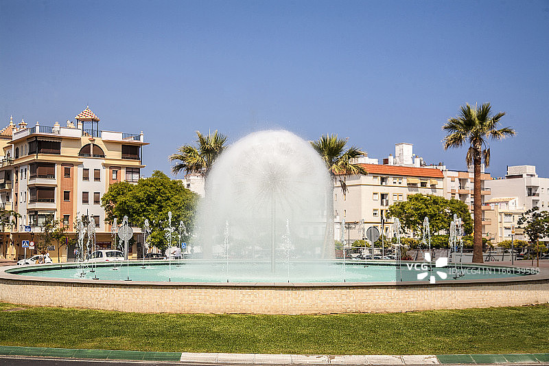 埃斯特波纳胡安·卡洛斯大街环岛上的喷泉图片素材