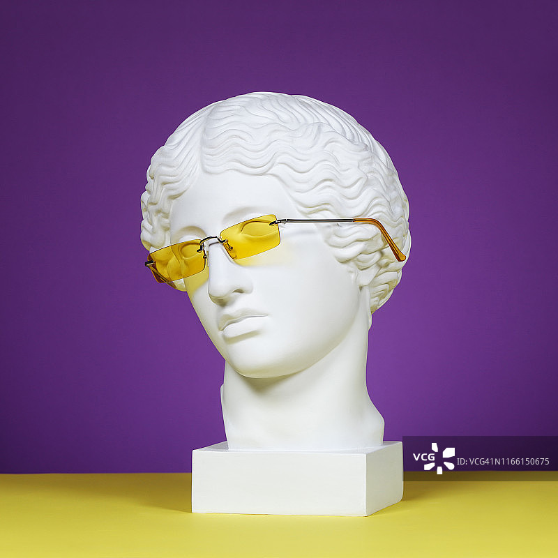 戴黄色太阳镜的石膏头像图片素材