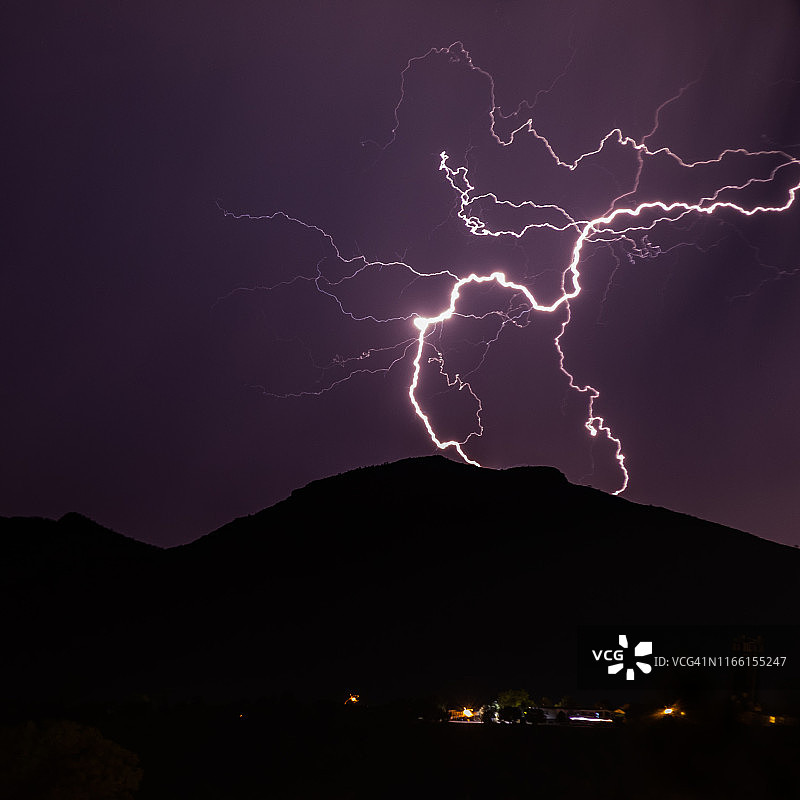 暴风雨之夜图片素材