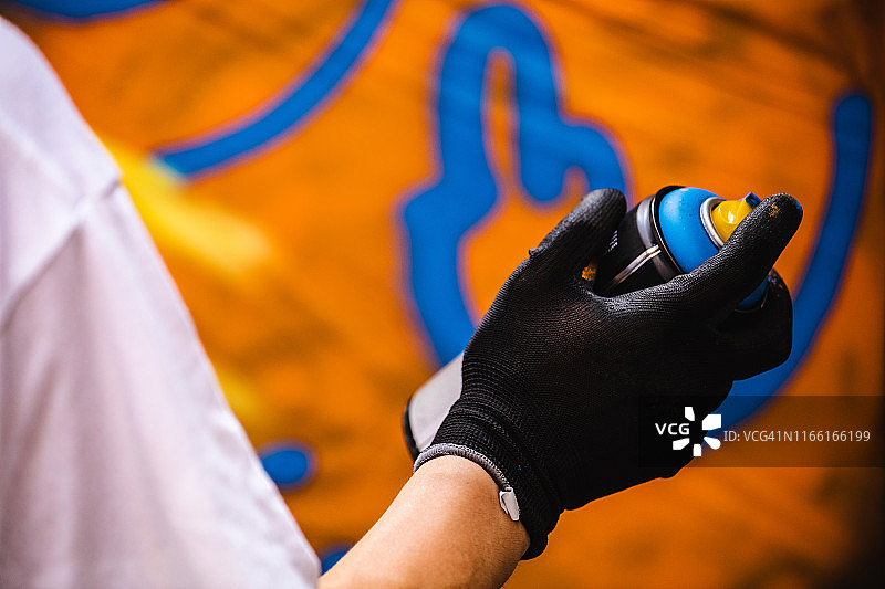 街头艺术家在墙上喷绘涂鸦图片素材