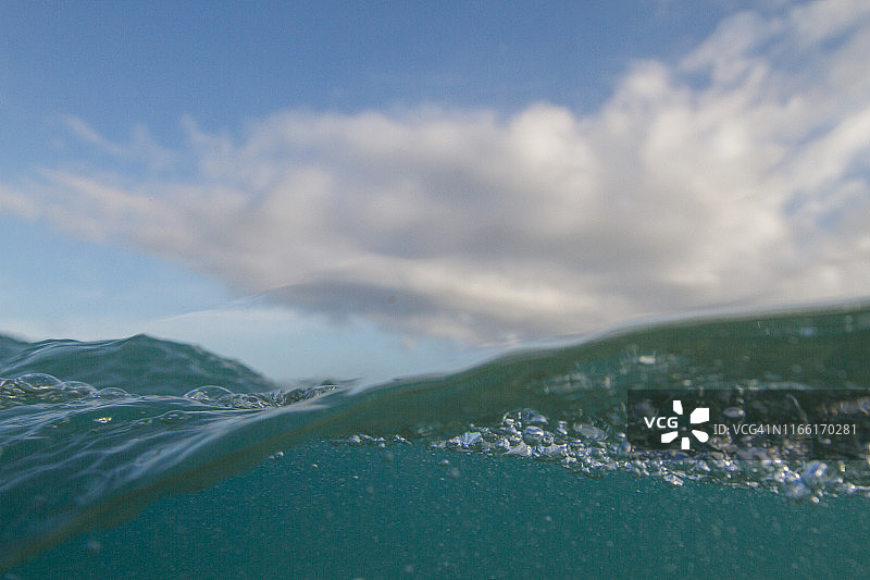 海洋上下：水、云和气泡的分层拍摄图片素材