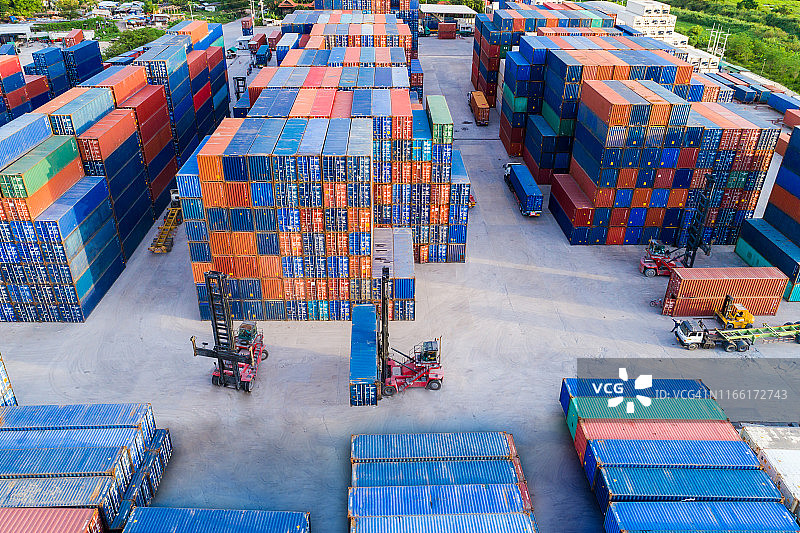 早晨的集装箱仓库图片素材